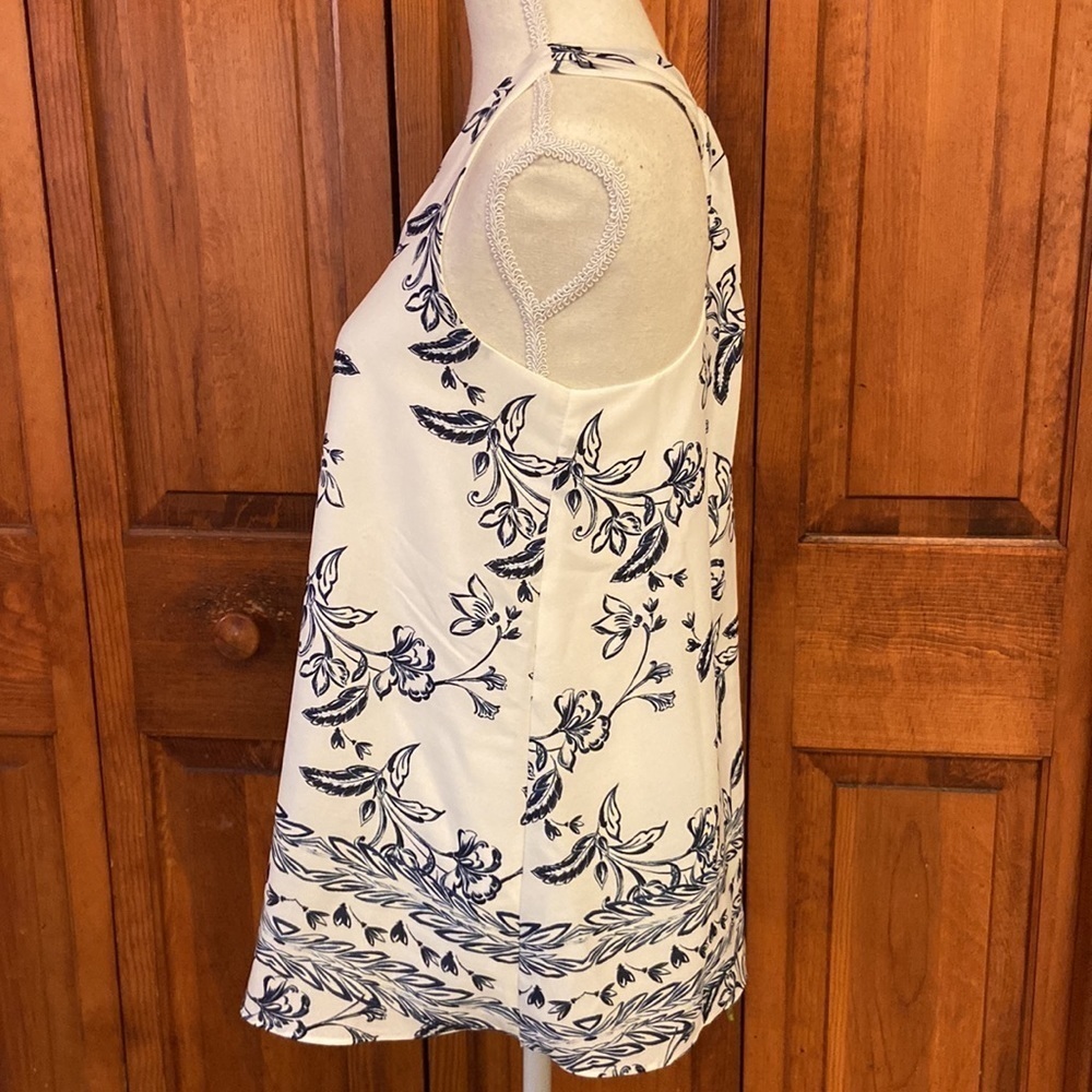 Mercer & Madison Tank Crossover Keyhole Back Career Top Navy/White Floral EUC - Picture 4 of 9